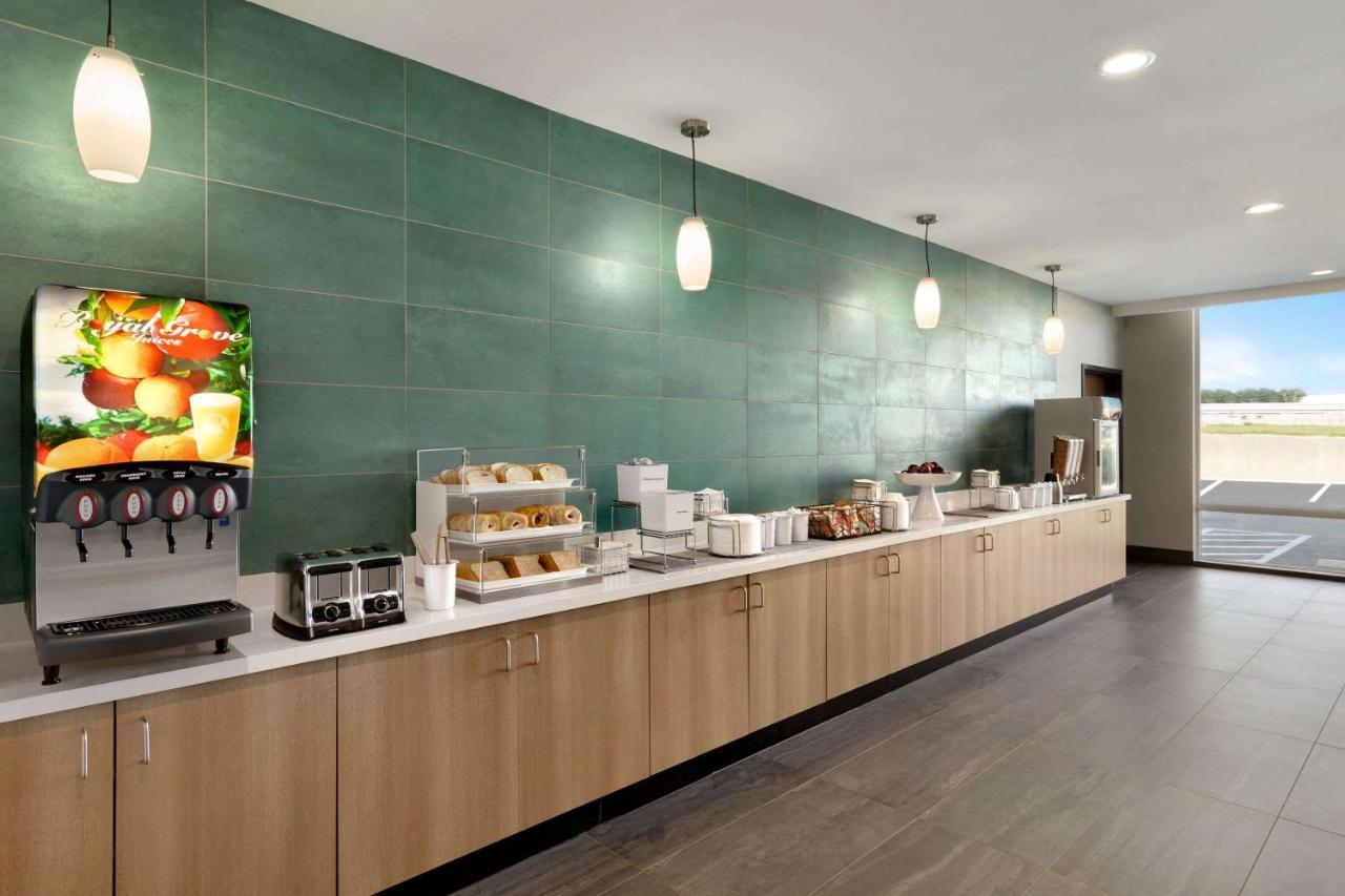 La Quinta Inn & Suites By Wyndham San Antonio Seaworld Lafb Esterno foto