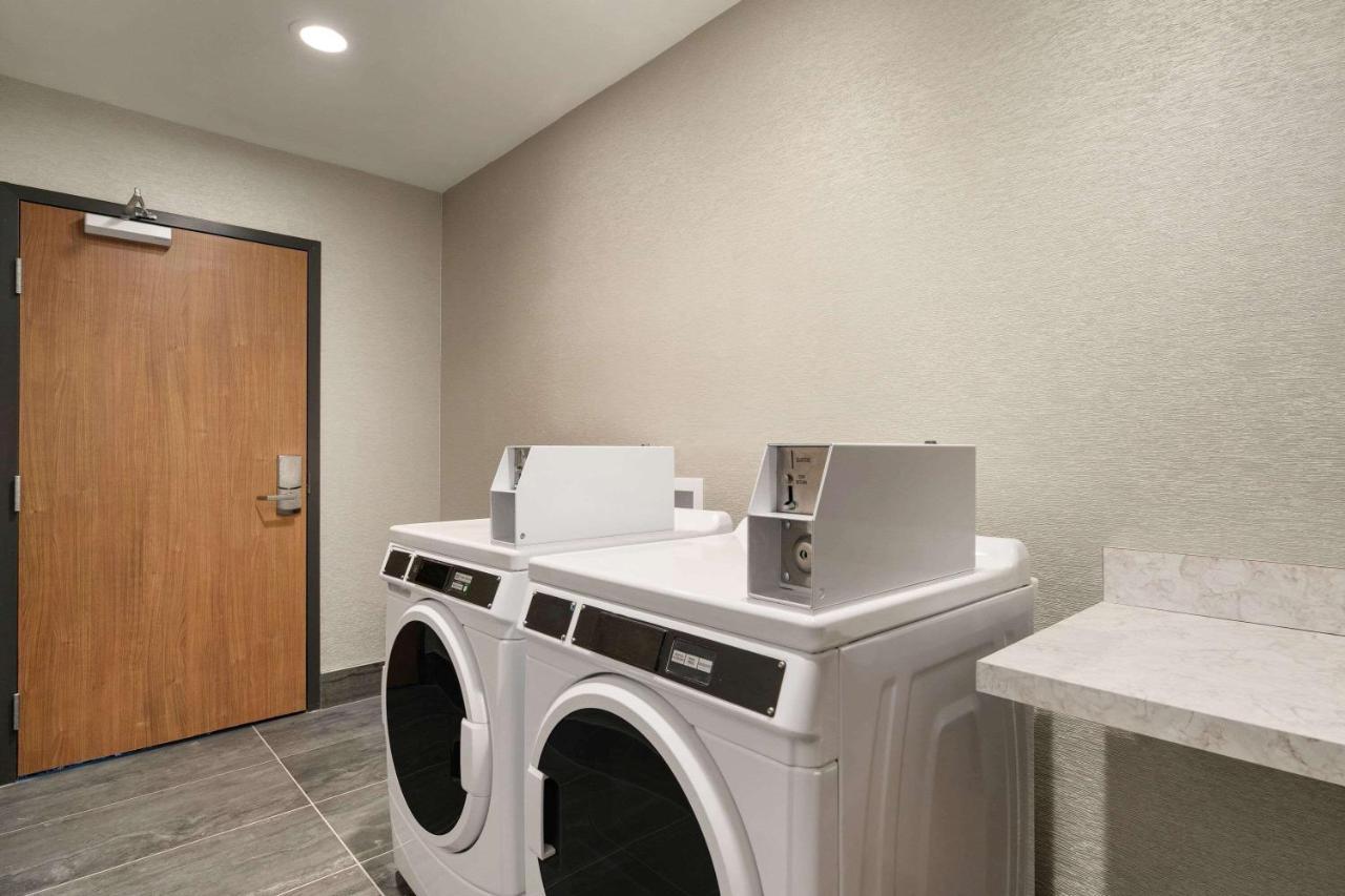 La Quinta Inn & Suites By Wyndham San Antonio Seaworld Lafb Esterno foto