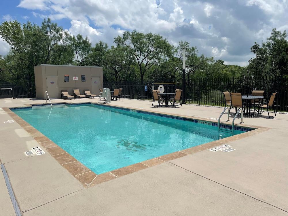 La Quinta Inn & Suites By Wyndham San Antonio Seaworld Lafb Esterno foto