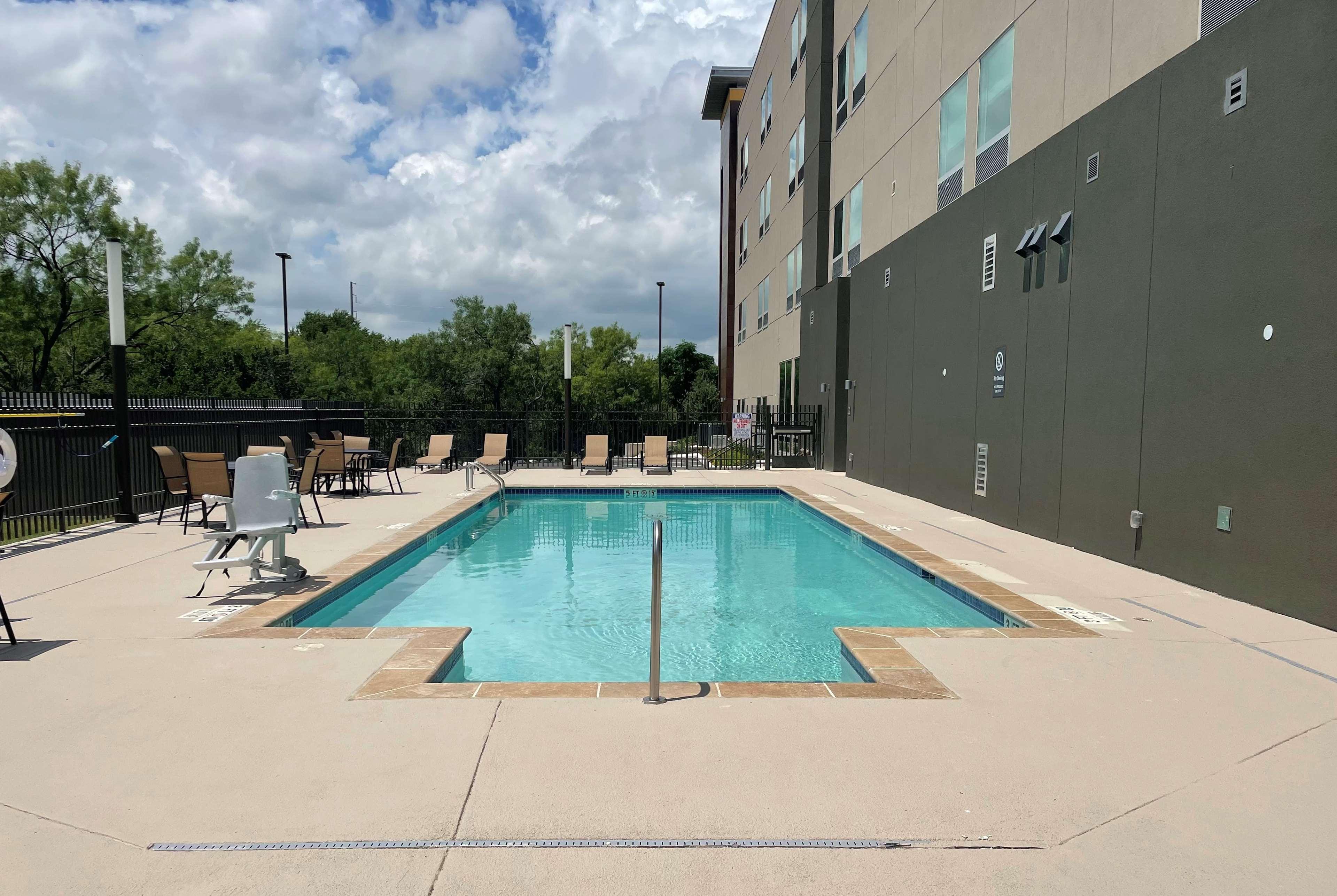 La Quinta Inn & Suites By Wyndham San Antonio Seaworld Lafb Esterno foto