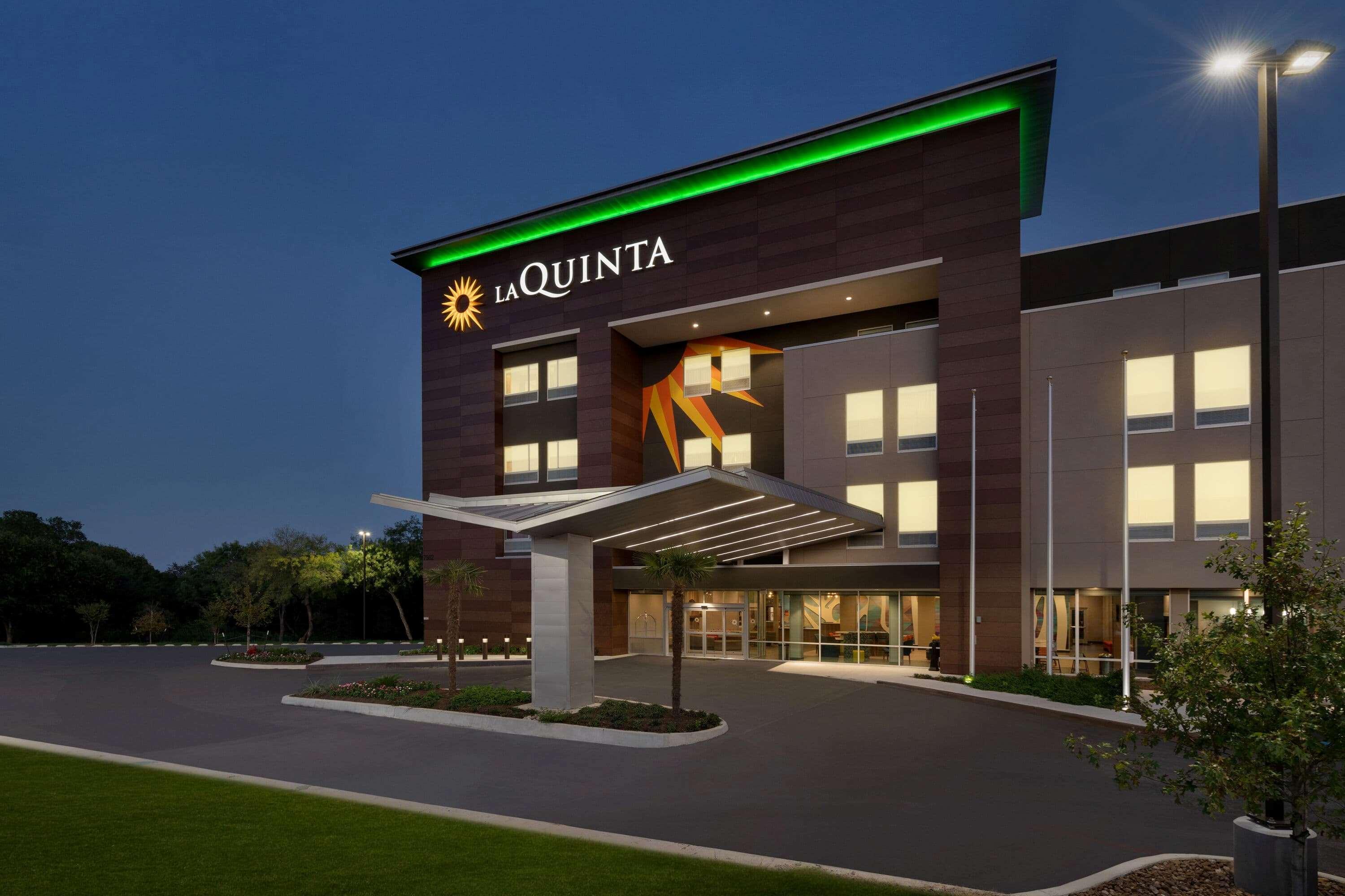 La Quinta Inn & Suites By Wyndham San Antonio Seaworld Lafb Esterno foto