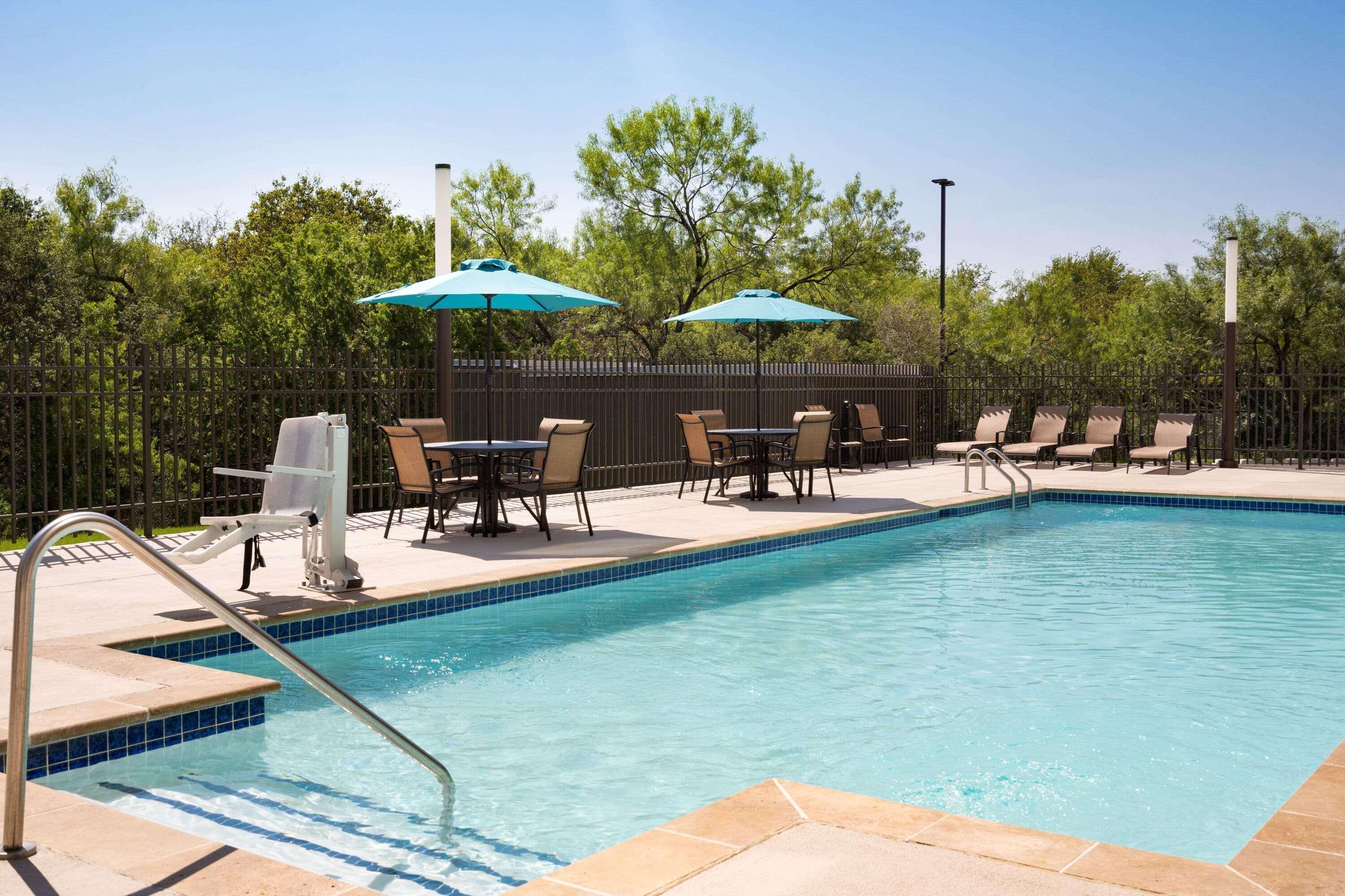 La Quinta Inn & Suites By Wyndham San Antonio Seaworld Lafb Esterno foto
